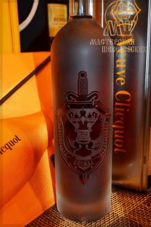 бутылка с выпуклым гербом ФСБ России в подарок начальнику