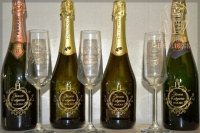 свадебная гравировка на бутылках шампанского и бокалах