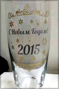 ваза с новогодним украшением